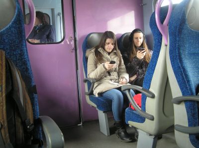 Tågresa från Virovitica till Našice. I kupédörrens fönster skymtar den godmodiga konduktören. När jag tog fotot såg jag inte att hon stod där; annars skulle jag ha sett till att få med hela ansiktet. Tågresa från Virovitica till Našice. I kupédörrens fönster skymtar den godmodiga konduktören. När jag tog fotot såg jag inte att hon stod där; annars skulle jag ha sett till att få med hela ansiktet.